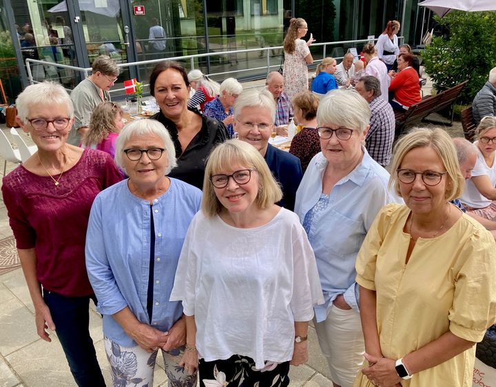 Syv af de 12 sygeplejersker, som var med til at etablere klinikken i 1998, deltog i jubilæumsfejringen den 18. august. Det er fra fra venstre mod højre: Susanne, Ellen, Kirsten (nuværende oversygeplejerske), Krista, Grethe, Inger og Karin.