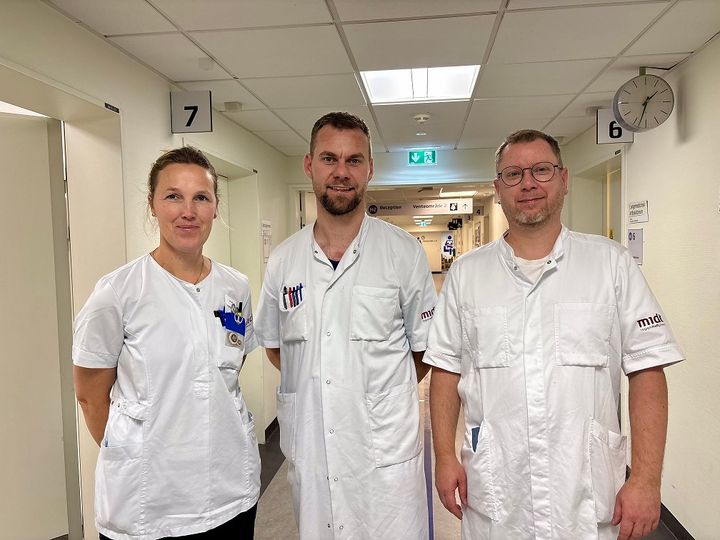 I Klinik for Gigtsygdomme har sygeplejerske Maja Krogh, afdelingslæge Peter Wulff Jakobsen og ledende overlæge Christian Møller Nielsen været med til at udvikle den nye RPA-robot.