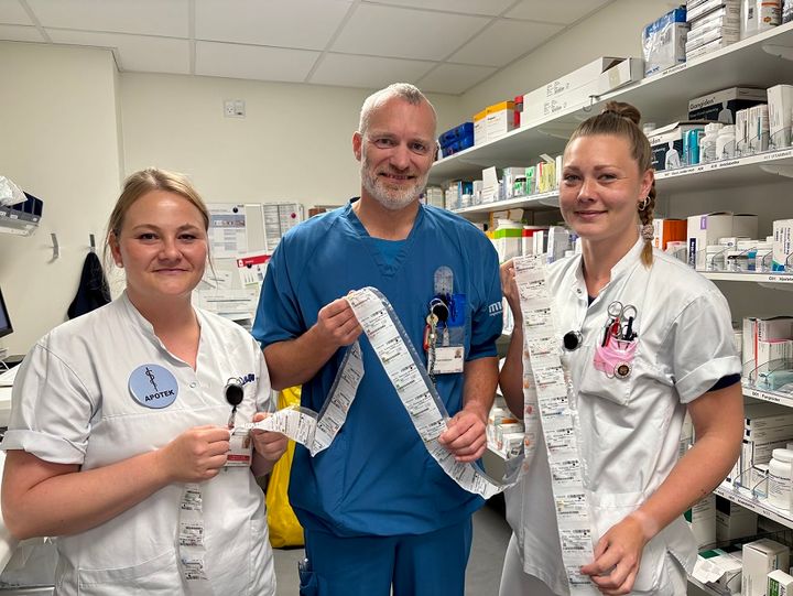 Michela, Peter og Maria arbejder sammen på Ortopædkirurgisk Sengeafsnit, hvor det robotpakkede medicin testes af.