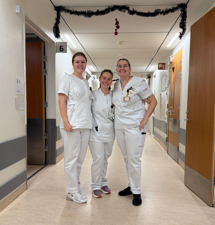 Oplærings- og introduktionsansvarlig Anne i midten omgivet af nogle af de nye sygeplejersker Freja og Steffani, alle fra Medicinsk Sengeafsnit 1.