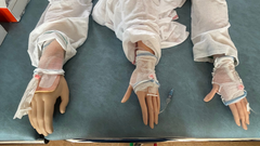 Praktikanterne øvede sig i at lægge et venflon på dukkehænder.