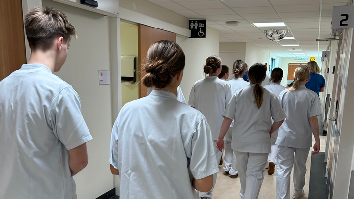 Folkeskoleeleverne kom en tur med rundt på hospitalet for bl.a. at besøge Akutafdelingen.