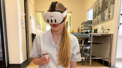 Lea, en af folkeskoleeleverne, prøver at lave et basalt-genoplivnings-scenarie igennem VR-briller.