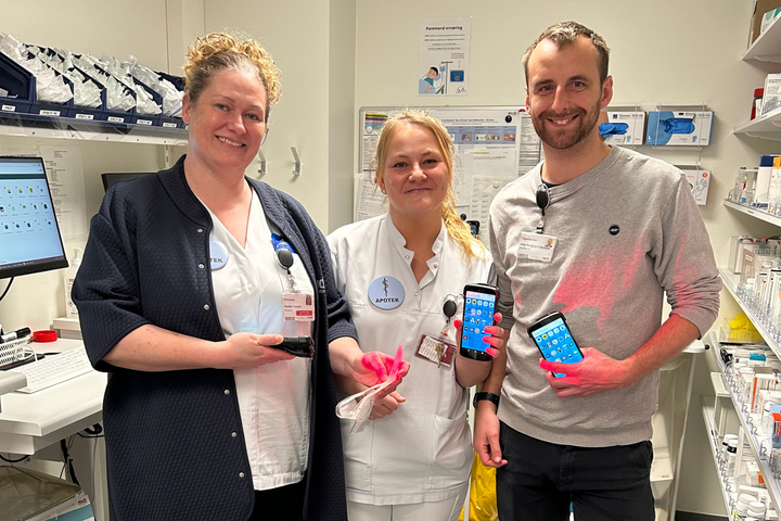 Farmaceut Pernille Frandsen, farmakonom Michela Nissen og Sundheds-it-konsulent Jonas Bundgaard Dannesbo har samarbejdet om den mobilunderstøttende administration af robotpakket medicin til patienter.