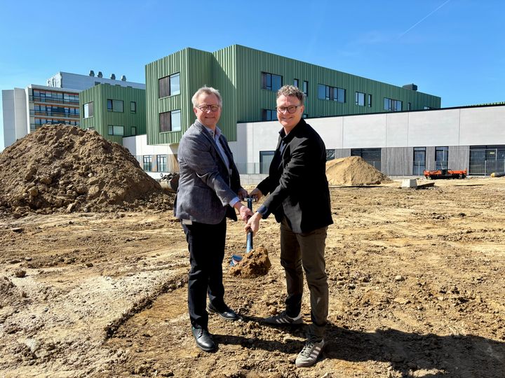 Regionsrådsformand Anders G. Christensen (V) og sundheds- og hospitalsdirektør Henning Voss, Regionshospitalet Horsens, tog det første spadestik til den nye sterilcentral. Foto: Regionshospitalet Horsens.