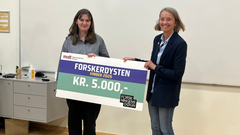 Albina Salihu - en glad og stolt vinder. Her ses hun sammen med cheflæge og forskningsleder Else Marie Vestergaard.
