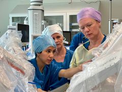 Operationssygeplejersker og kirurger har gennemgået et uddannelsesforløb og er blevet certificerede i robotkirurgi.