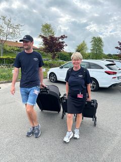 Akutsygeplejerskerne Henrik og Dorthe på vej til første PVK-undervisning med undervisningsudstyret.