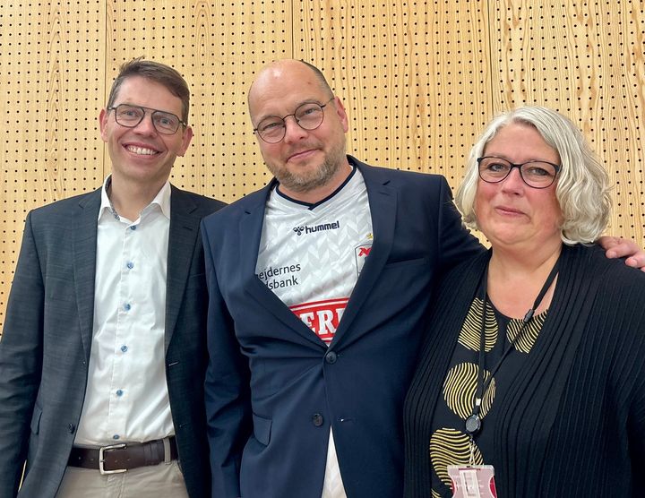 Jeppe Lange flankeret af professor Christian Fynbo Christiansen, leder Institut for Klinisk Medicin, og chefsygeplejerske i Ortopædkirurgi Birgitte Bigom Nielsen.