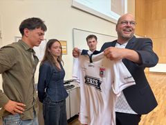 Jeppe Lange fik af sine børn overrakt endnu en AGF-trøje signeret af alle guldvinderne fra Aarhus.