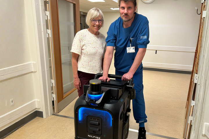 Servicechef Kirsten Rytter Knudsen og Ulrik Jensen sammen med hospitalets nye robotvasker.
