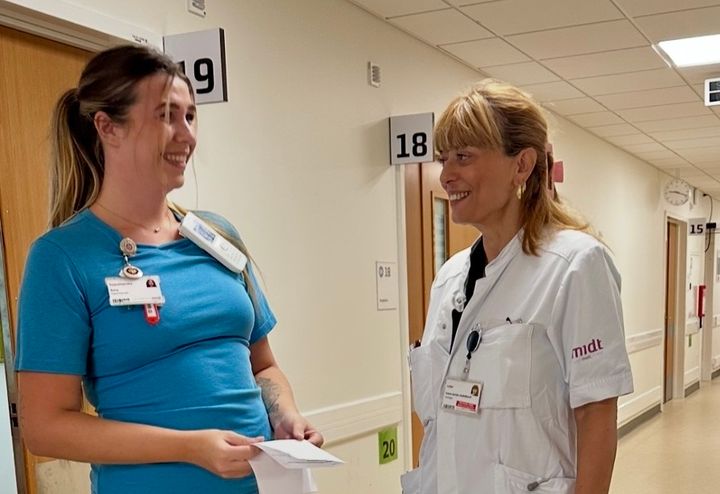 Ivana (til højre) er en af de geriatere, som samarbejder med kirurger og plejepersonale, her sygeplejersken Sara, om at give kræftpatienterne en bredere vurdering og dermed en bedre behandlingsindsats.