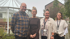 Her ses Henrik, Rikke, Lene og Ditte i centerets fine sansehave, der indgår som en del af behandlingen.