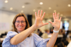 Stine Rønsholdt, kvalitetskonsulent og projektleder på Vælg Klogt, viser at dette er hospitalets 10. Vælg Klogt-seminar.