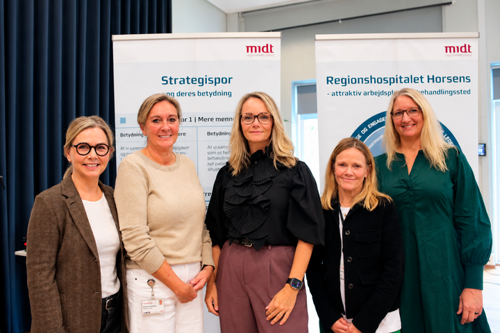 Fra venstre: Charlotte Agerup, sygeplejerske i Dialyseklinikken, Kirsten Frederiksen, oversygeplejerske i Dialyseklinikken, Mette Ringtved, sygeplejefaglig direktør, Helene Bundgaard, chefbioanalytiker i Blodprøver og Biokemi og Anne Kruse, afdl. ledelsessekretær i Blodprøver og Biokemi.