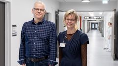 Medformand Allan Bergholt i Brugerrådet og sygeplejefaglig direktør Rikke Degn, Regionshospitalet Gødstrup, er glade for at kunne sende de flotte roser fra patienterne i den friske LUP 2023 videre til personalet.