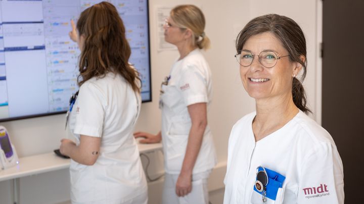 Forsøgsvis vil Mave- og Tarmkirurgi, RH Gødstrup nu ansætte 4 såkaldte flexsygeplejersker, som kan træde til ved akut sygdom og ekstra travlhed i vagten, fortæller chefsygeplejerske Annette Nordstrøm.