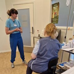 Sygeplejerske Line Kongsbak fra Medicinsk Afdeling, Regionshospitalet Gødstrup (tv.) har været med til både at oplære de kommunale sygeplejersker i anlæggelse af perifert venekateter (PVK) og opstarte behandlingstilbuddet i Struer Kommune.