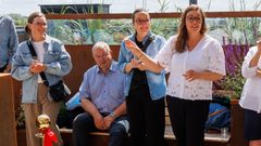 Anne Mette Madsen (t.h.), der er datter til Flemming Madsen, takker under indvielsen alle de ildfjæle på hospitalet, der er går en ekstra mil og har overskud til at gøre noget ekstra for patienter og pårørende.