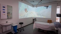 På den interaktive skadestue kan et lærred køres ned foran vinduet, således at projektorer kan dække to af væggene med animationer. På disse kan der vises fire forskellige børnevenlige universer, der på hver sin måde kan berolige og aflede de mindste patienter.