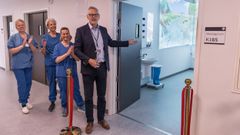 Lægefaglig direktør Jens Friis Bak klippede snoren til den nye interaktive skadestue på Regionshospitalet Gødstrup.