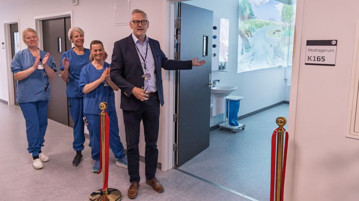 Lægefaglig direktør Jens Friis Bak klippede snoren til den nye interaktive skadestue på Regionshospitalet Gødstrup.