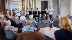 Medlemmer af Herning Kirkes Drengekor deltog sammen med hospitalspræst Christian Wegeberg i fællessang, som det sker, når der er eftermiddagssang i psykiatrien.
