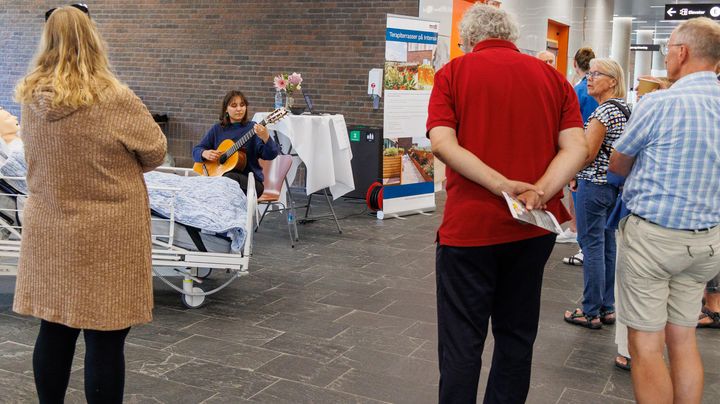 Gæster til Åbent Hospital på Regionshospitalet Gødstrup får en smagsprøve på levende musik for intensivpatienter.