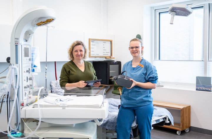 Seniorforsker Karin Biering (t.v.) og jordemoder Helen Lund Thing er tovholdere på virtual reality projektet, som skal være med til at give fagpersonalet erfaring med traumatiske fødsler.