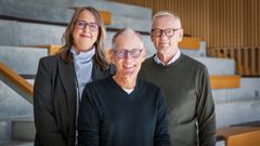 Torben Bæk Hansen (i midten) bliver kursusleder på Gødstrup-sporet i kandidatuddannelsen i medicin ved Aarhus Universitet. Her er han flankeret af uddannelseschef Vibeke Røn Noer og lægefaglig direktør, Jens Friis Bak.