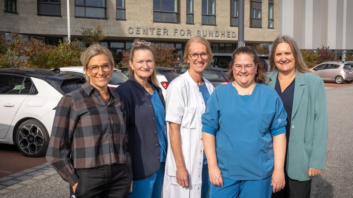 På afdelingen for Øre-, Næse-, og Halskirurgi ser cheflæge Anne Louise Christensen og kollegerne frem til at tage de nye lokaliteter i brug i Center for Sundhed i Holstebro i 2026. Fra venstre ses funktionsleder Line Meier Degnbol, sekretær Henriette Hvingelby, cheflæge Anne Louise Christensen, audiologiassistent Line Olander Andersen og sekretariatsleder Mette Lund Andreassen