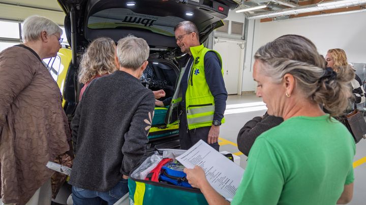 Paramediciner Mads Loldrup fra Præhospitalet viser paramedicinerbilen frem for sygeplejersker fra akutteamet i Ringkøbing-Skjern Kommune og personale i Akutafdelingen.