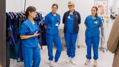 Fire sygeplejersker i samtale.