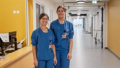 To sygeplejersker på hospitalsafdeling.