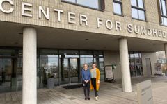 Chefsygeplejerske Hanne Lise Lorentzen og oversygeplejerske Mette Linnemann fra Børn og Unge på Regionshospitalet Gødstrup ses her foran Center For Sundhed i Holstebro, hvor en af de nye Børn og Unge-klinikker er placeret.