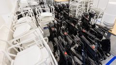 Rækker af toiletforhøjere og rollatorer m.m. står klar til at blive udleveret til patienterne.
