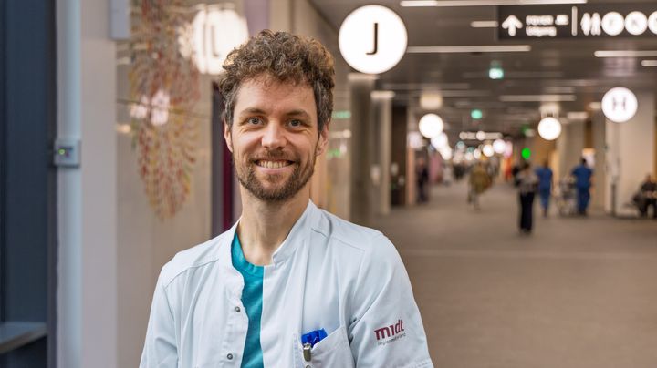 Portrætfoto af mand i hvid lægekittel.