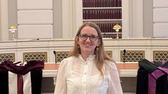 Kvinde i hvid skjorte.