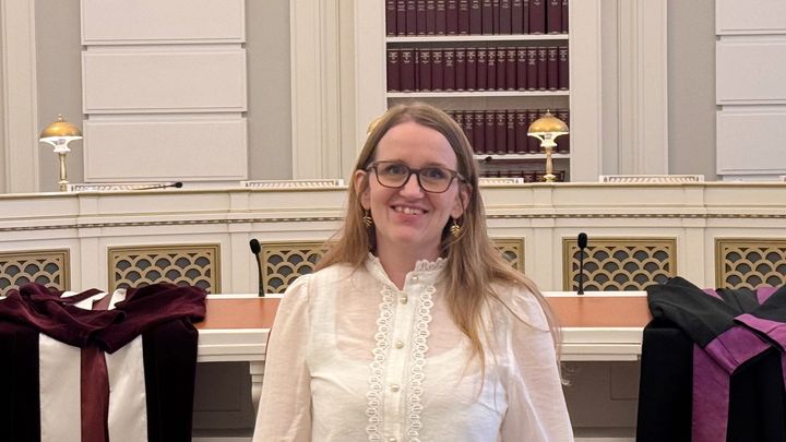 Kvinde i hvid skjorte.