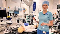 Læge og Ph.D. studerende Mascha Hildebrandt viser det tynde kamera, der føres op i barnets næse, så man kan kan se præcis hvor luftvejen bliver blokeret, når barnet sover.