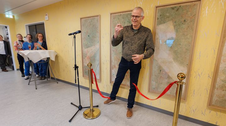 Allan Bergholt, der er formand for hospitalets brugerråd, klippede snoren til indvielsen af kunstværket Elphina i Kræftklinikken på Regionshospitalet Gødstrup.