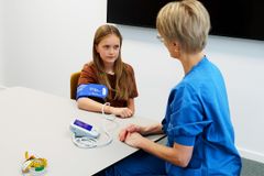 Blodtryksmålingerne bliver foretaget af erfarne børnesygeplejersker og det gør slet ikke ondt. Barnet mærker kun et kortvarigt tryk om overarmen fra blodtryksmanchetten