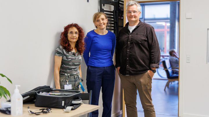 Irma Waade(t.v.), der er speciallæge i almen medicin skaludføre konsultationerne. Her ses hun sammen med Anne Mette Fløe Hvass, der er overlæge i socialmedicin og leder af projektet og af Anders Stagis der er leder af Blå Kor Varmestue i Herning.