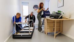 Medarbejder fra hospitalet og varmestuen hjælper hinanden med at gøre klinikrummet klar.