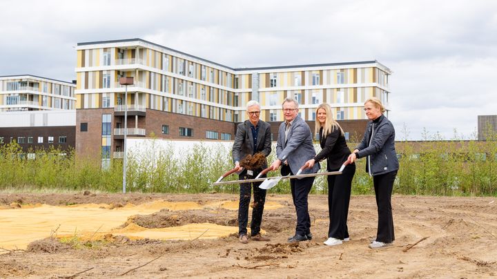 Sundheds- og hospitalsdirektør Lasse P. Hansen, regionsrådsformand Anders G. Christensen, formand for Sundhedsråd Vestjylland Majbritt Birkholm tog sammen med ernæringschef Lone Viggers det symbolske spadestik.