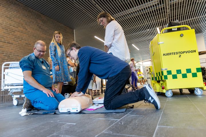 Det var mange der gerne ville lære om genoplivning til Åbent Hospital i 2022. Det bliver der også mulighed for til Åbent Hospital ipå Regionshospitalet Gødstrup i år.