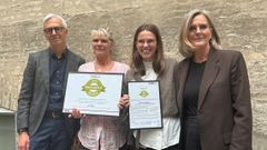 De glade prismodtagere, Anne Rønnow og Natasja Windfeld, står her sammen med sundheds- og Hospitalsdirektør Lasse Hansen og Birgitte Egholm Jacobsen, der er chefsygeplejerske på Neurologi, og Fysio- og Ergoterapi, Regionshospitalet Gødstrup