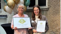 Anni Rønnow, der er demenskonsulent i Herning Kommune, og Natasja Windfeld, der er kvalitetskonsulent på Regionshospitalet Gødstrup, modtag prisen på vegne holdet bag projektet.
