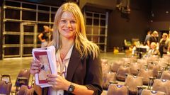 Majbritt Birkholm, formand for Sundhedsråd Vestjylland, med de mere end 1000 postkort med borgerønsker.