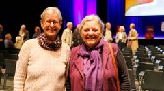 Mona Daasbjerg (tv) og Ritta Lauritsen (th) deltog på aftenens borgermøde for at dele deres erfaringer med, hvordan stærke fællesskaber skaber sundhed.